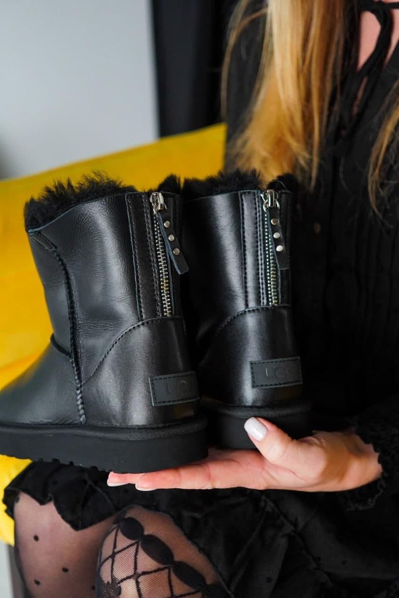 Зимние сапоги UGG Classic Short Mini 2 Zip Boot Black 5 5296 фото