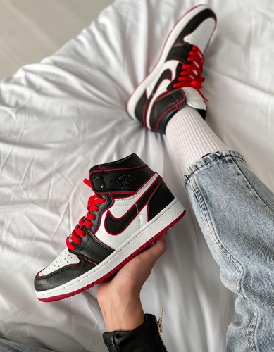 Баскетбольные кроссовки Nike Air Jordan 1 Retro Mid Black White Red 2059 фото
