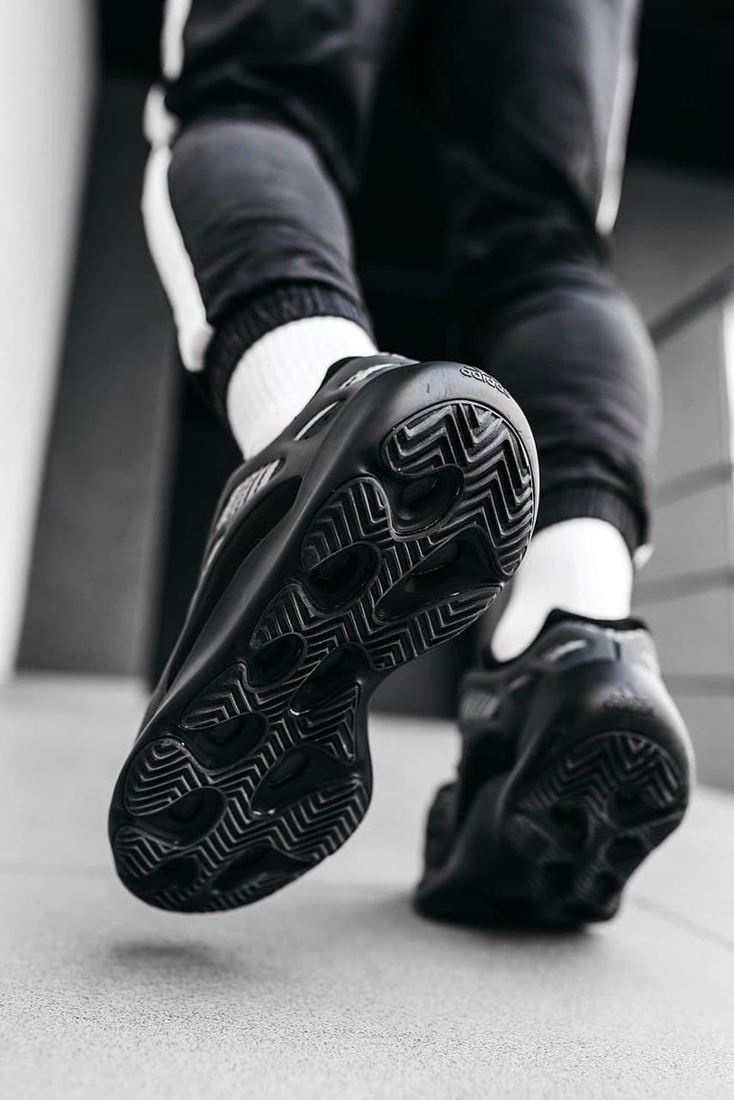 Кроссовки Adidas Yeezy Boost 700 V3 Black Alvah 3190 фото