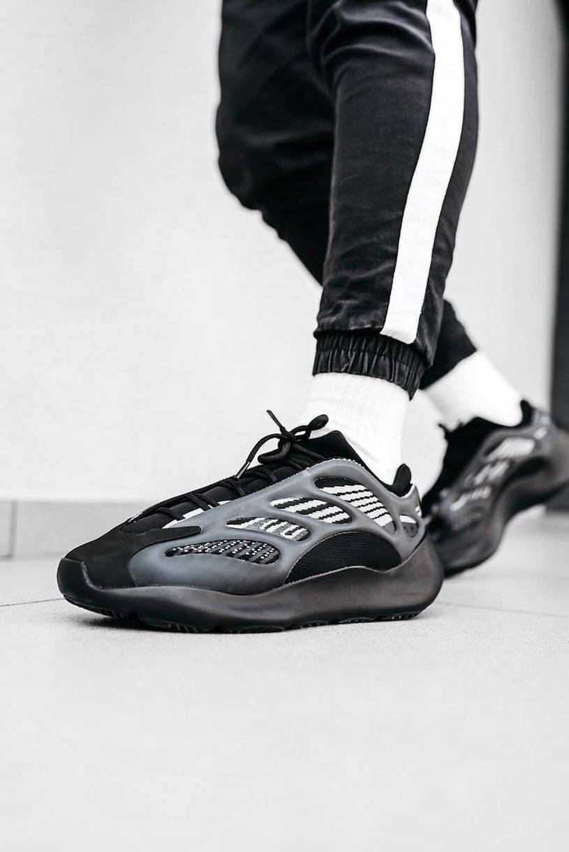 Кроссовки Adidas Yeezy Boost 700 V3 Black Alvah 3190 фото