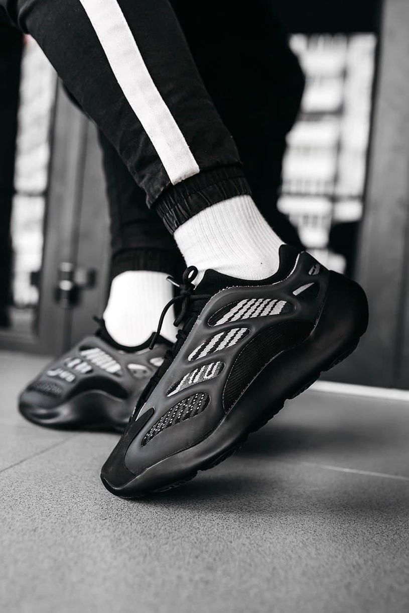 Кроссовки Adidas Yeezy Boost 700 V3 Black Alvah 3190 фото