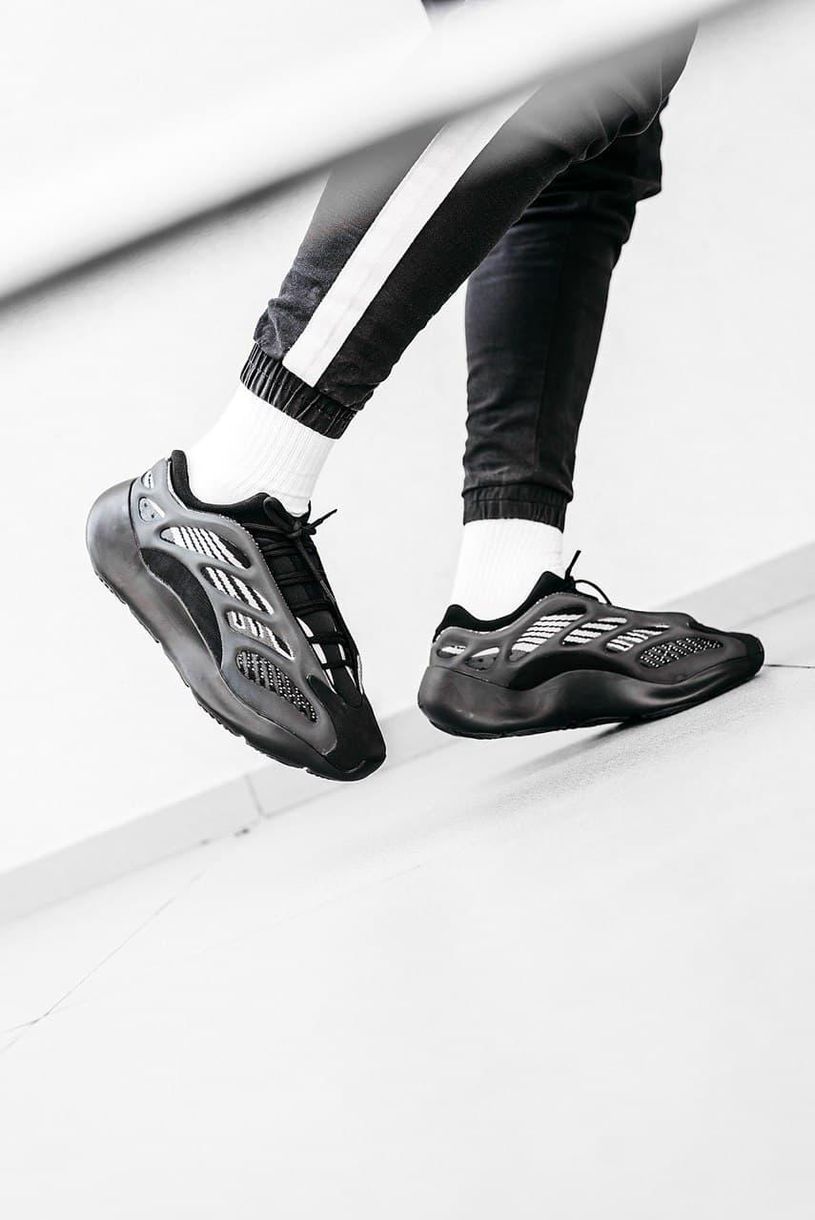 Кроссовки Adidas Yeezy Boost 700 V3 Black Alvah 3190 фото