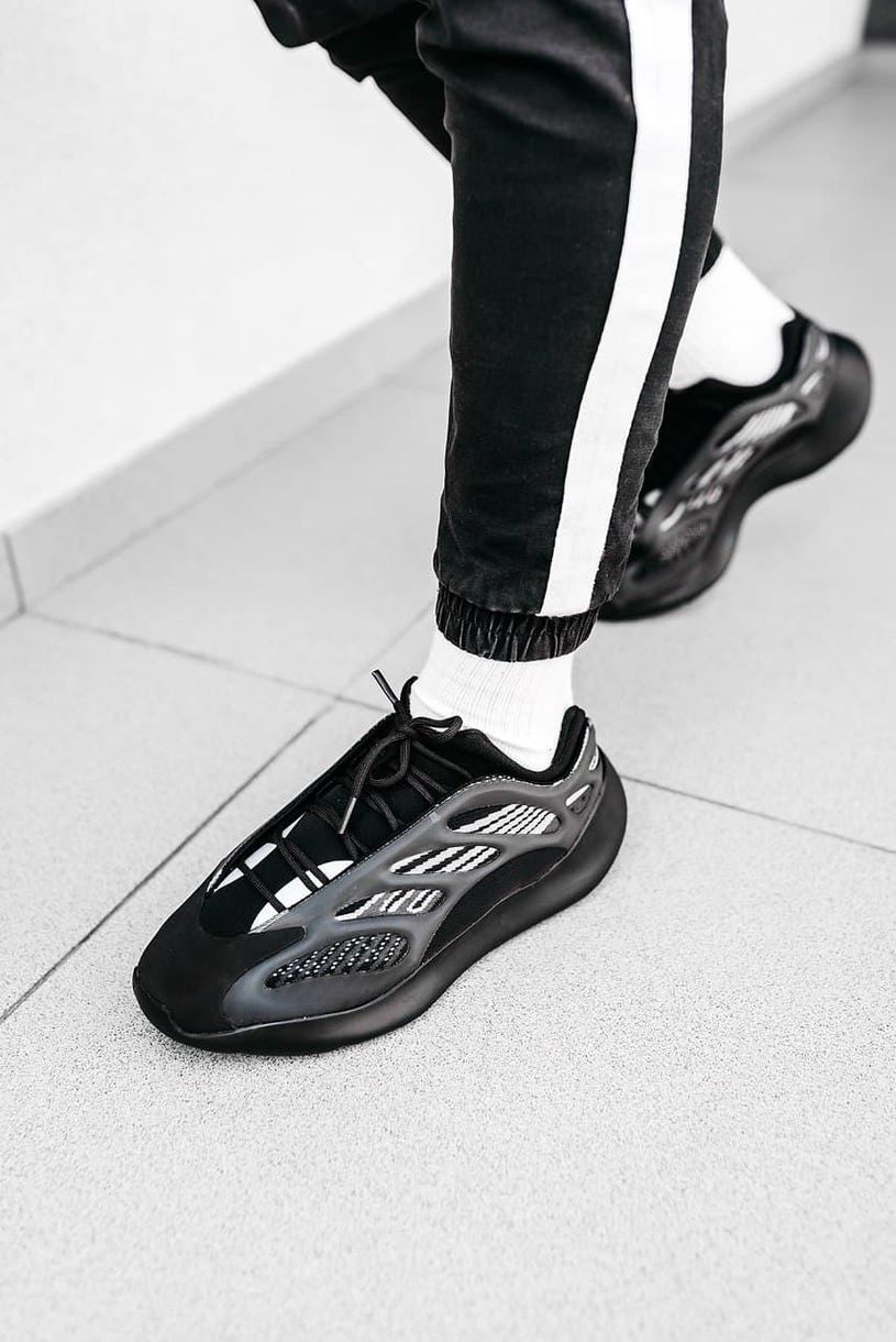 Кроссовки Adidas Yeezy Boost 700 V3 Black Alvah 3190 фото