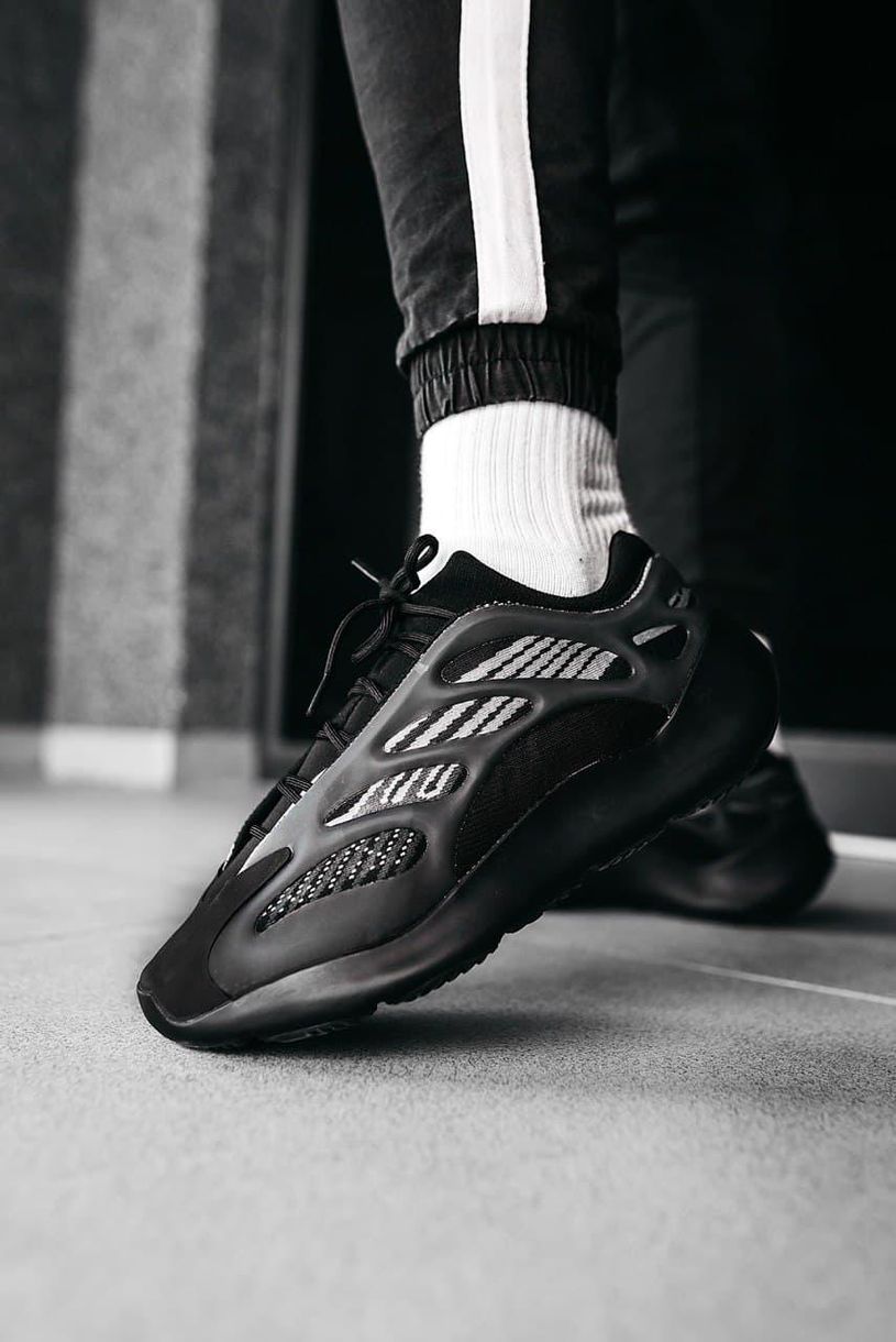 Кроссовки Adidas Yeezy Boost 700 V3 Black Alvah 3190 фото