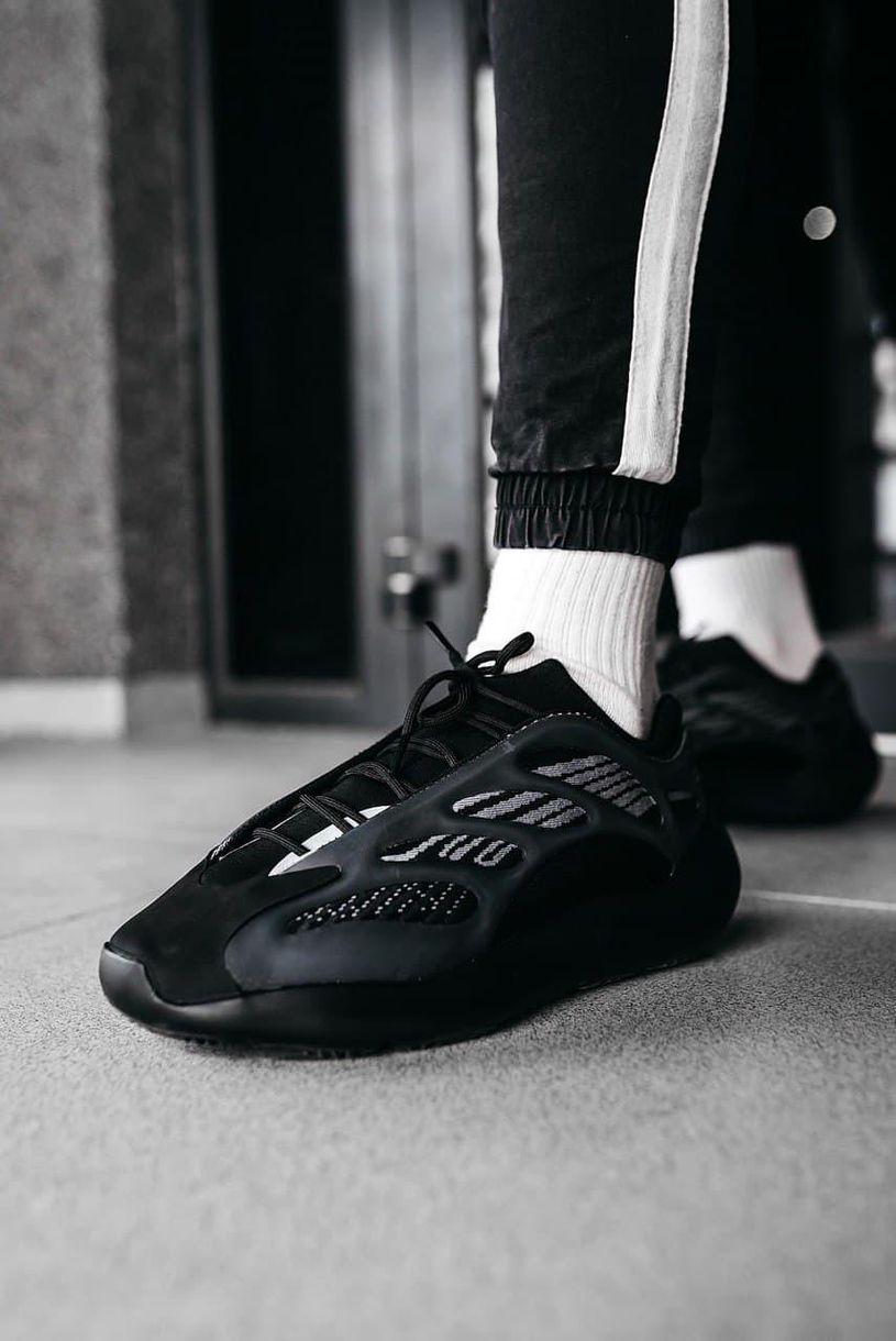 Кроссовки Adidas Yeezy Boost 700 V3 Black Alvah 3190 фото