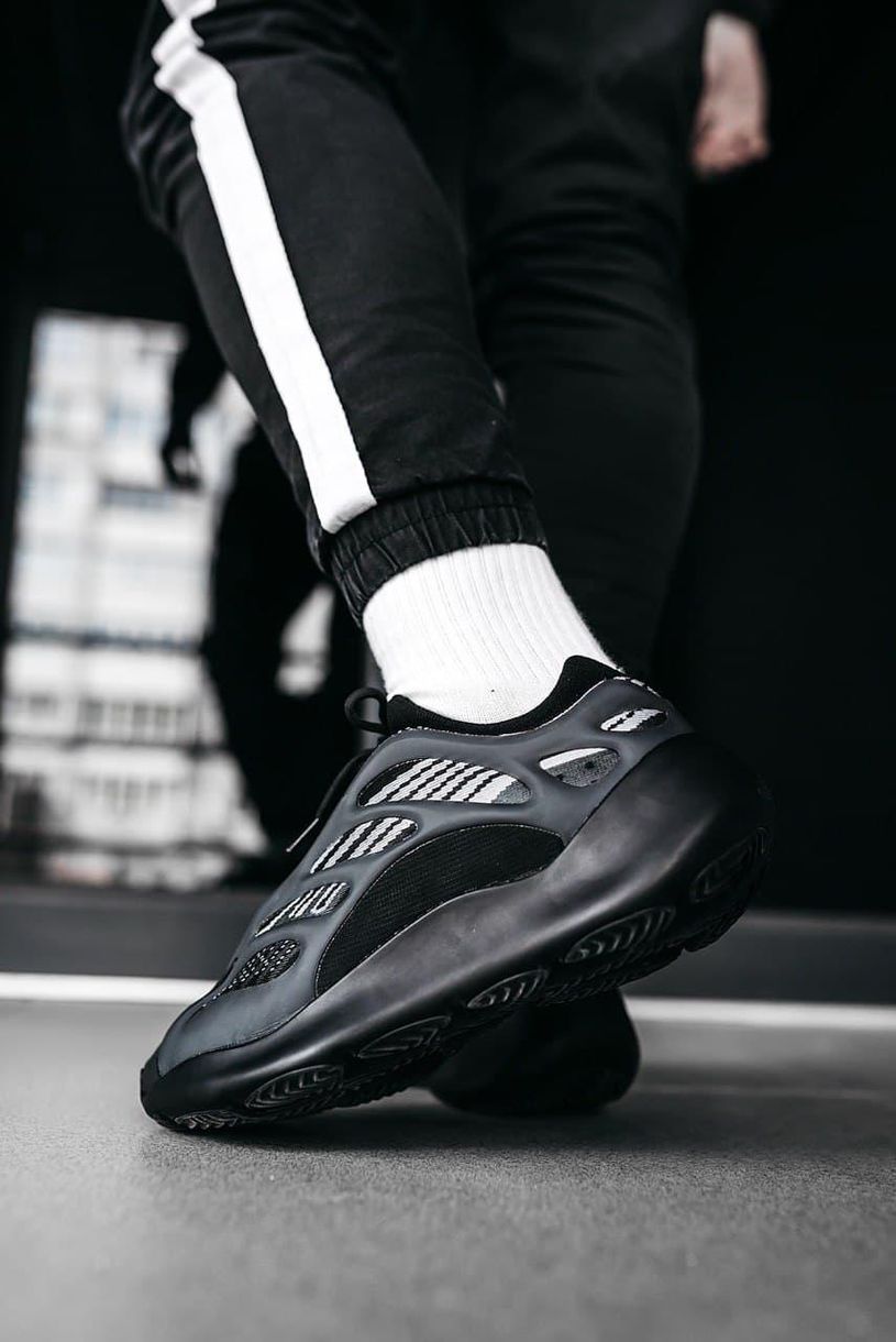 Кроссовки Adidas Yeezy Boost 700 V3 Black Alvah 3190 фото