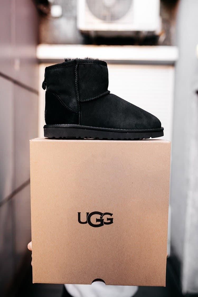 Зимние сапоги UGG Classic Mini Black 2 5363 фото