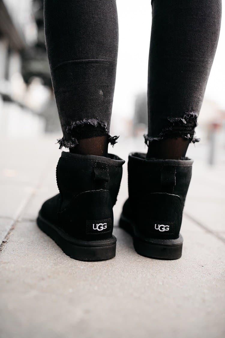 Зимние сапоги UGG Classic Mini Black 2 5363 фото