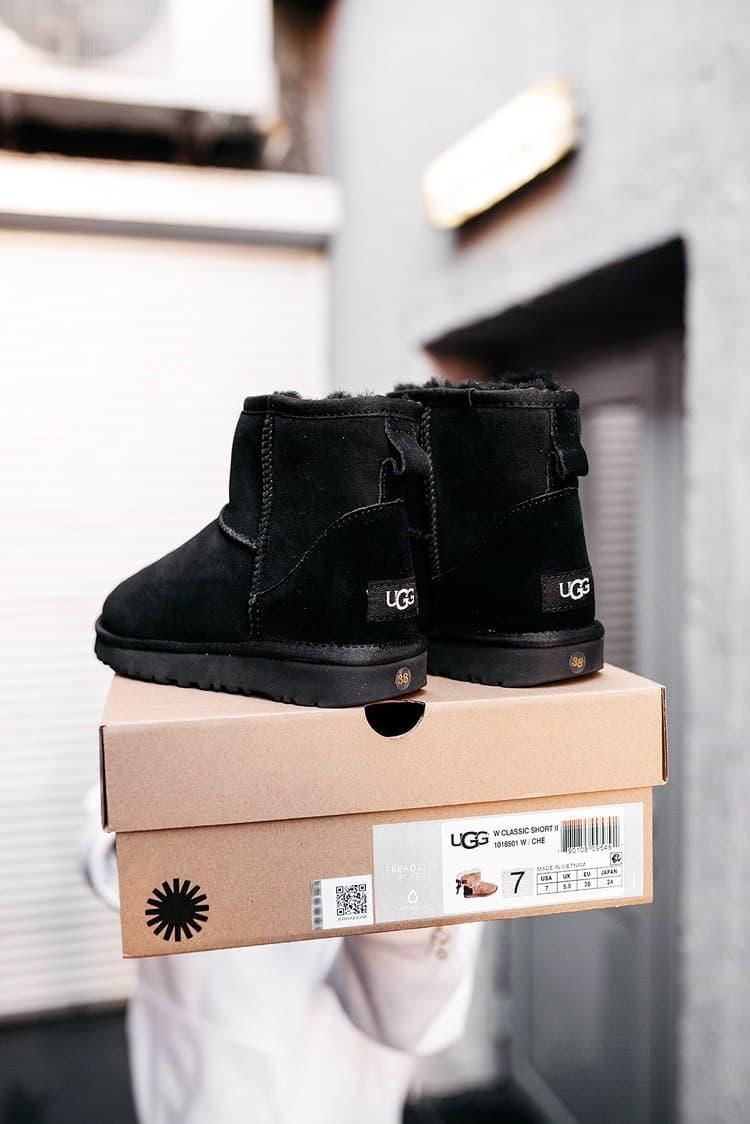 Зимние сапоги UGG Classic Mini Black 2 5363 фото