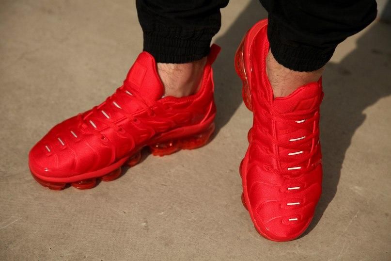 red nike vapor max