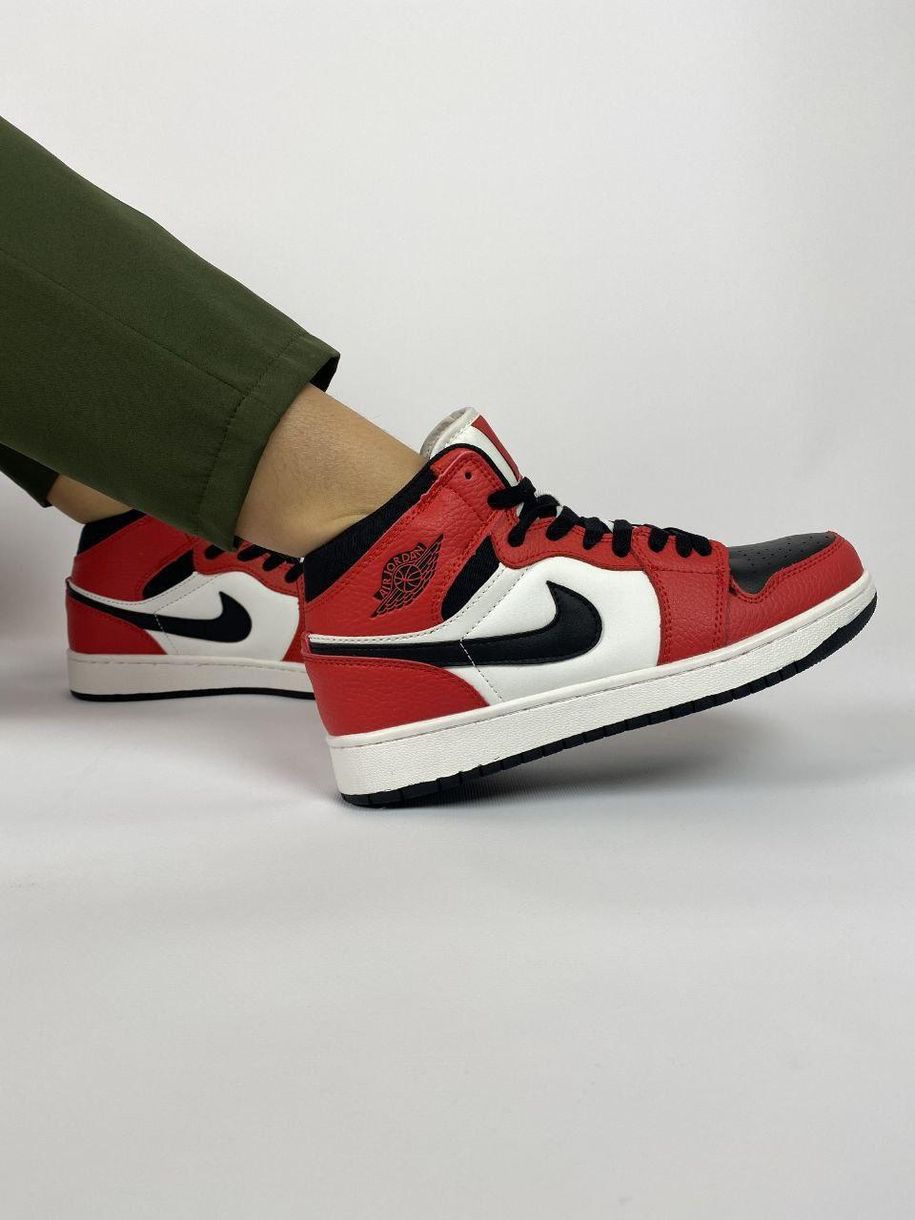 Баскетбольні кросівки Nike Air Jordan 1 Retro Red Black 7215 фото
