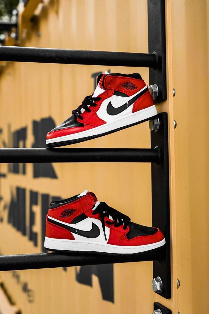 Nike Air Jordan 1 Retro Mid Black Red White 1 2053 фото