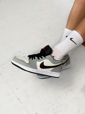Баскетбольні кросівки Nike Air Jordan Retro 1 Low Grey White Black 1 2108 фото