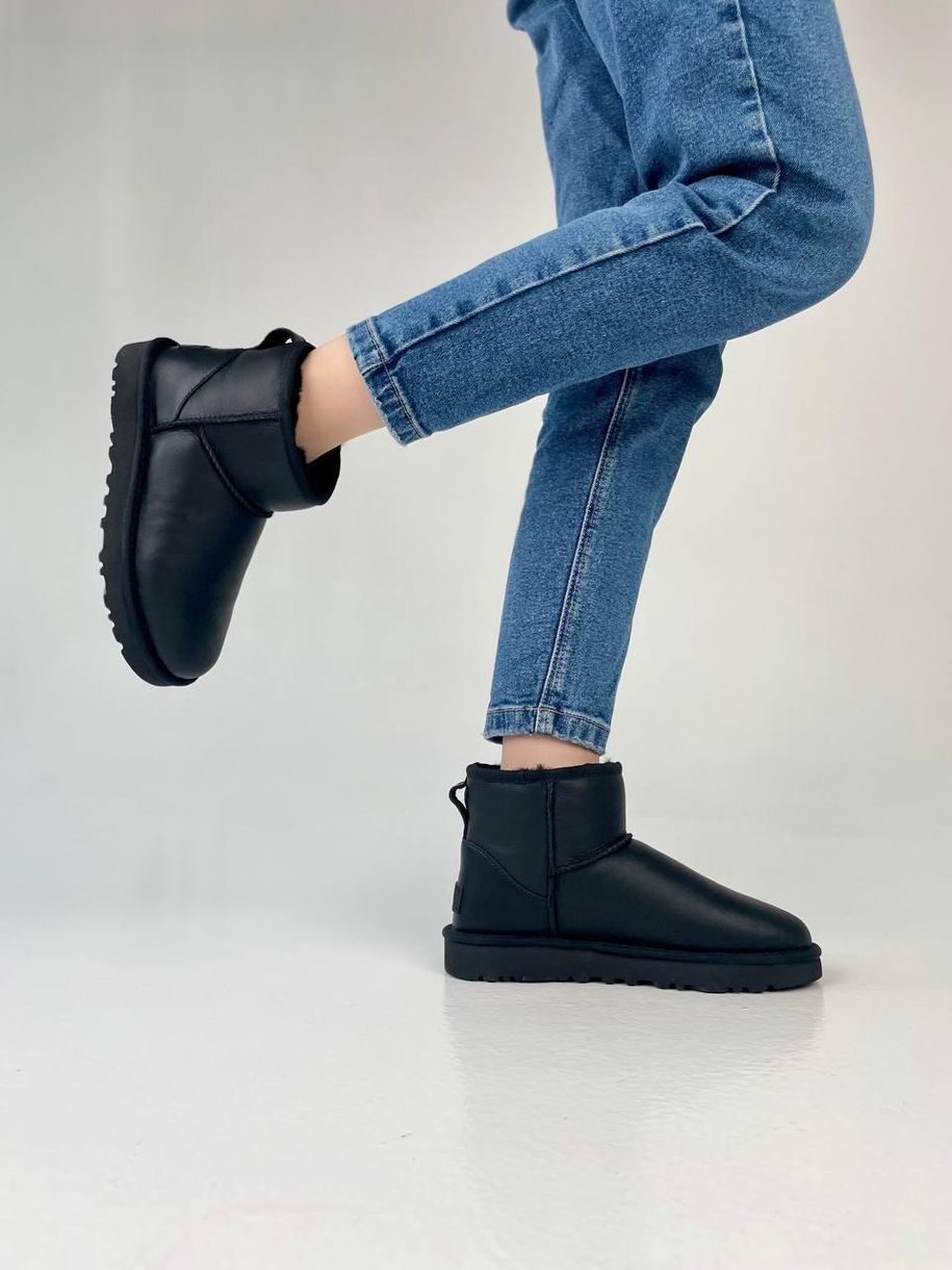 Зимові чоботи UGG Classic Mini Black v2 5391 фото