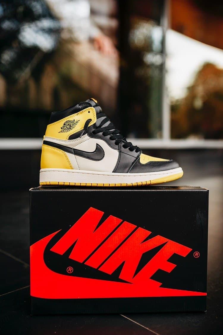 Nike Air Jordan 1 Retro Mid Black Yellow White 2021 фото