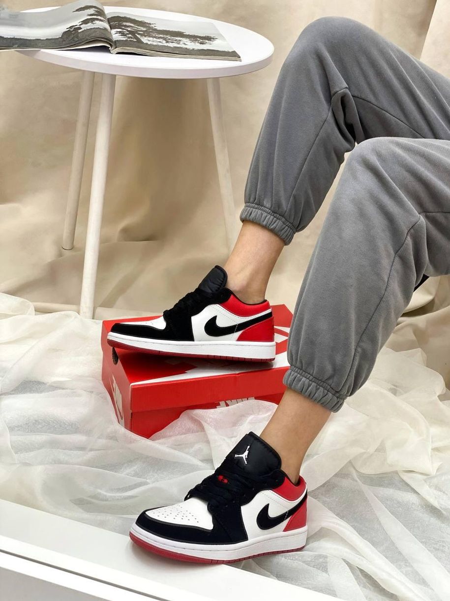 Баскетбольные кроссовки Nike Air Jordan Retro 1 Low Black Toe Red 6979 фото