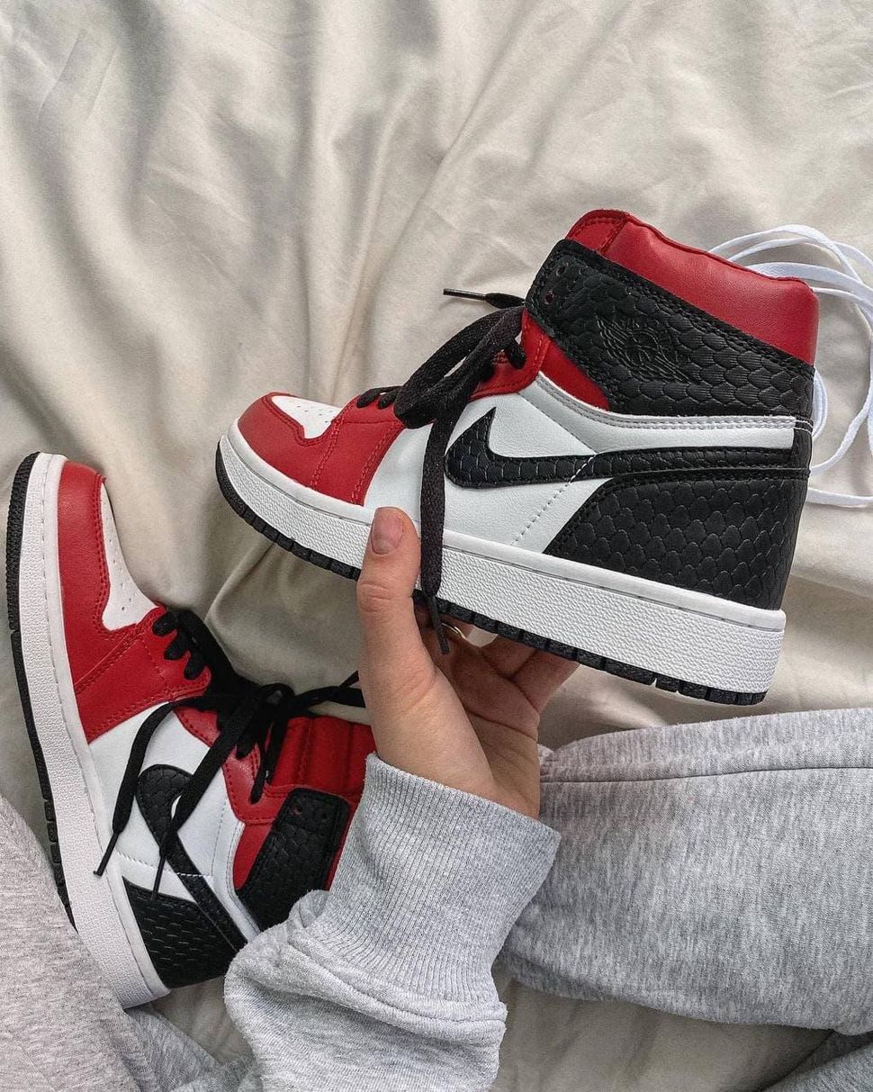 Nike Air Jordan 1 Retro High Black Red White 1 2052 фото
