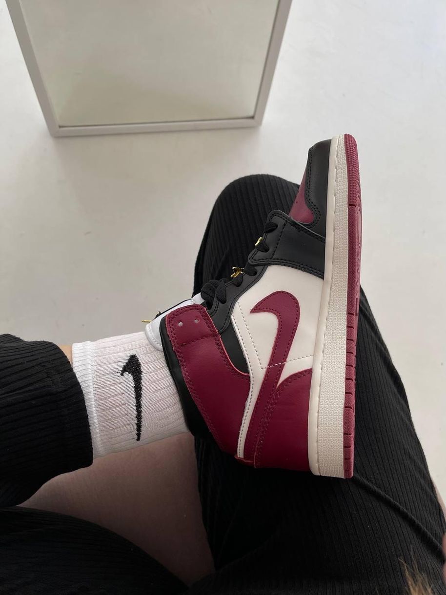 Баскетбольные кроссовки Nike Air Jordan 1 Retro Red Black White 5786 фото