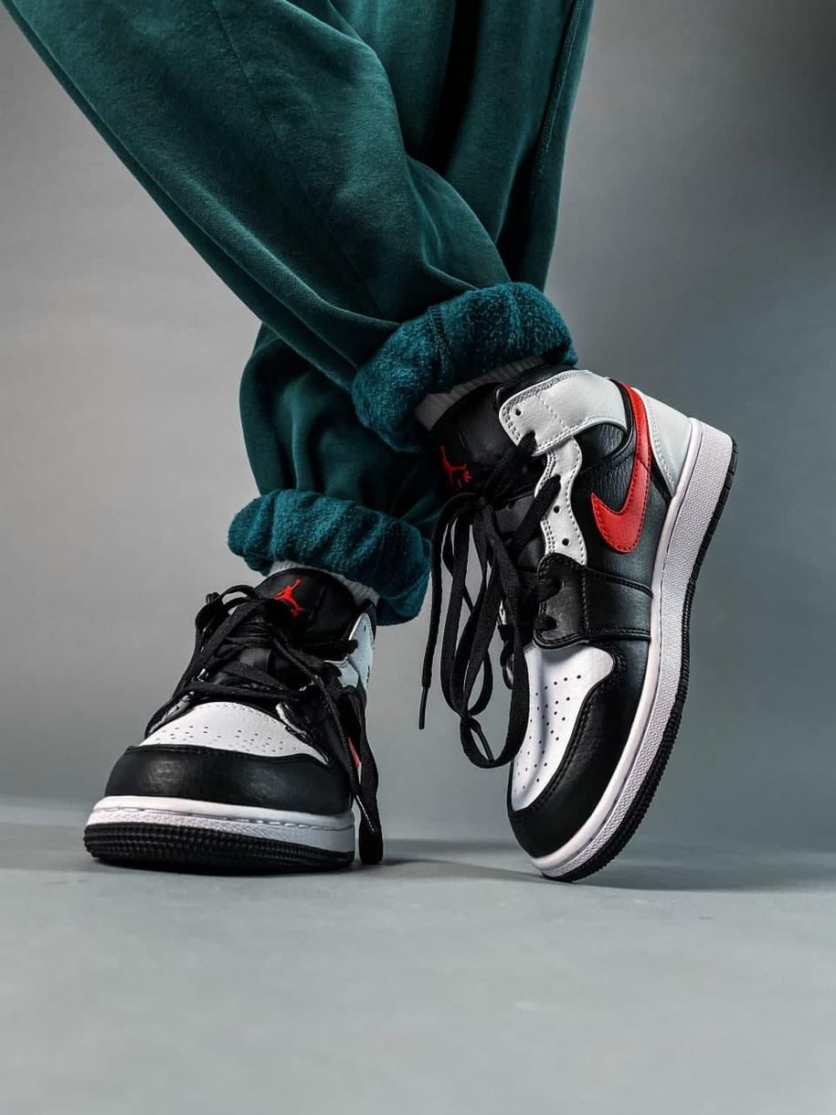 Баскетбольные кроссовки Nike Air Jordan 1 Mid Black Chile Red White 1974 фото