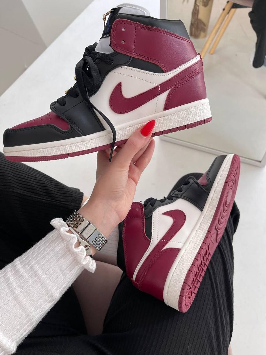 Баскетбольні кросівки Nike Air Jordan 1 Retro Red Black White 5786 фото