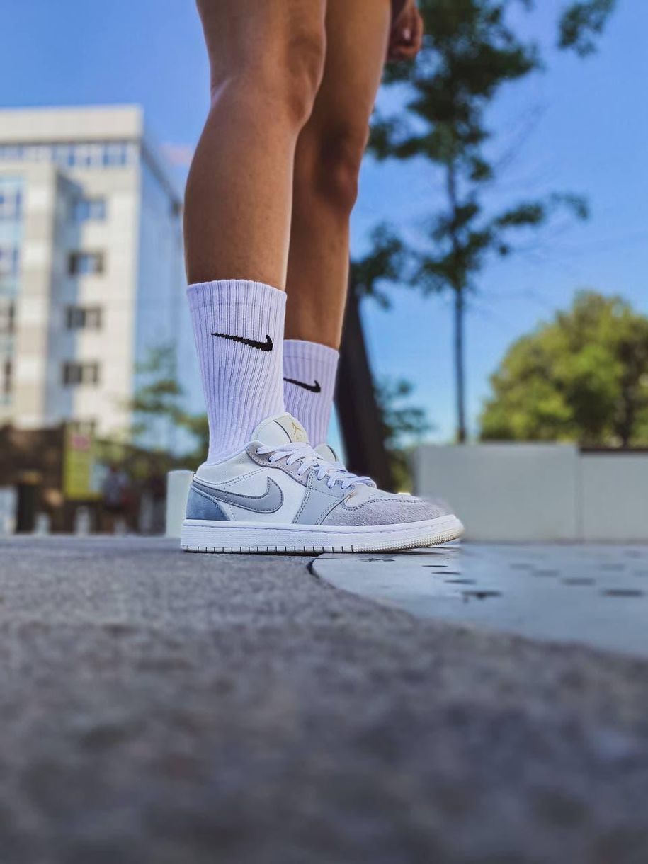 Баскетбольні кросівки Nike Air Jordan Retro 1 Low Light Grey White 2 2111 фото