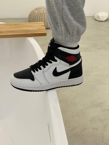 Баскетбольные кроссовки Nike Air Jordan 1 Retro High White Black «Red Logo» 2084 фото