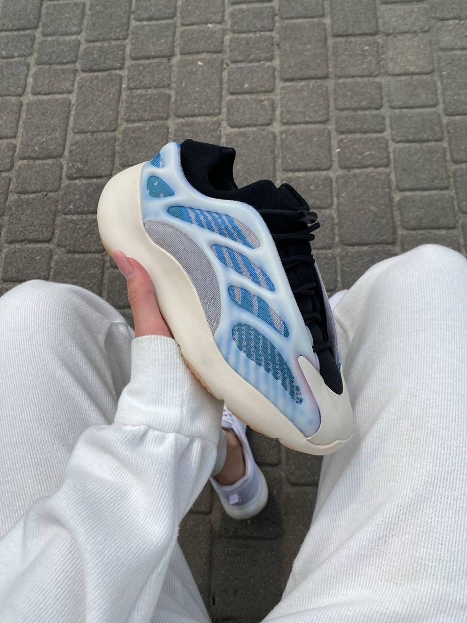 Кроссовки Adidas Yeezy Boost 700 V3 Kyanite 3180 фото