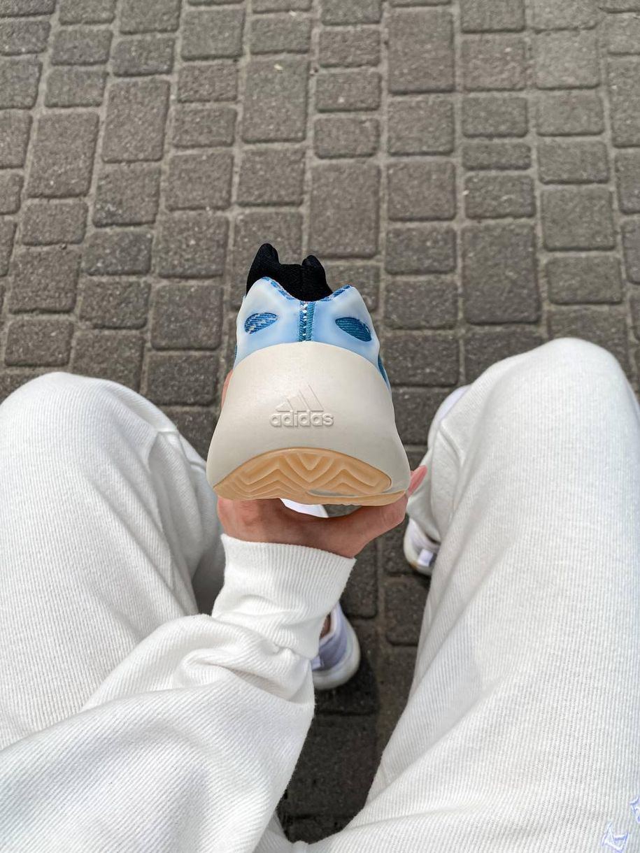 Кроссовки Adidas Yeezy Boost 700 V3 Kyanite 3180 фото