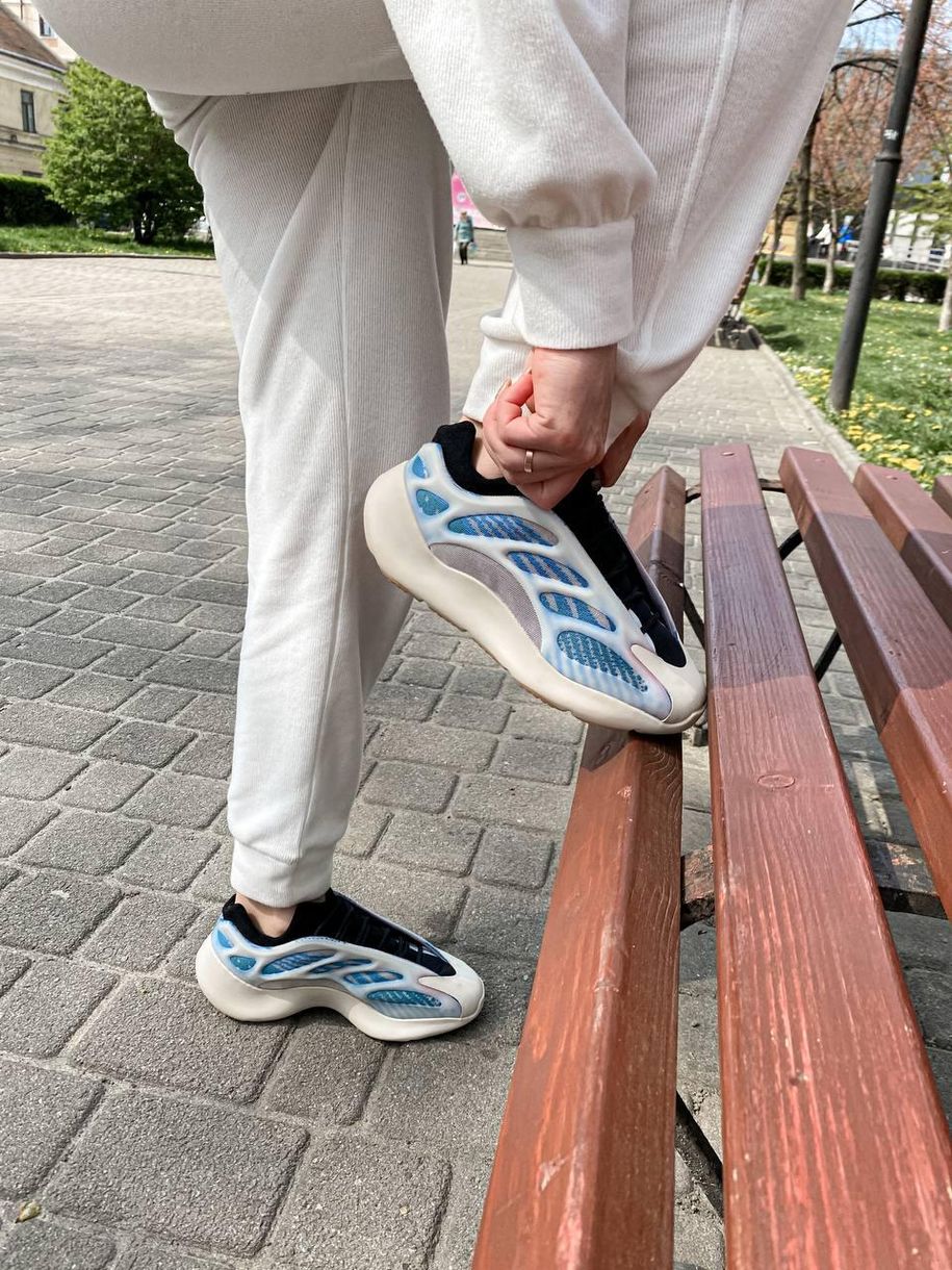 Кроссовки Adidas Yeezy Boost 700 V3 Kyanite 3180 фото