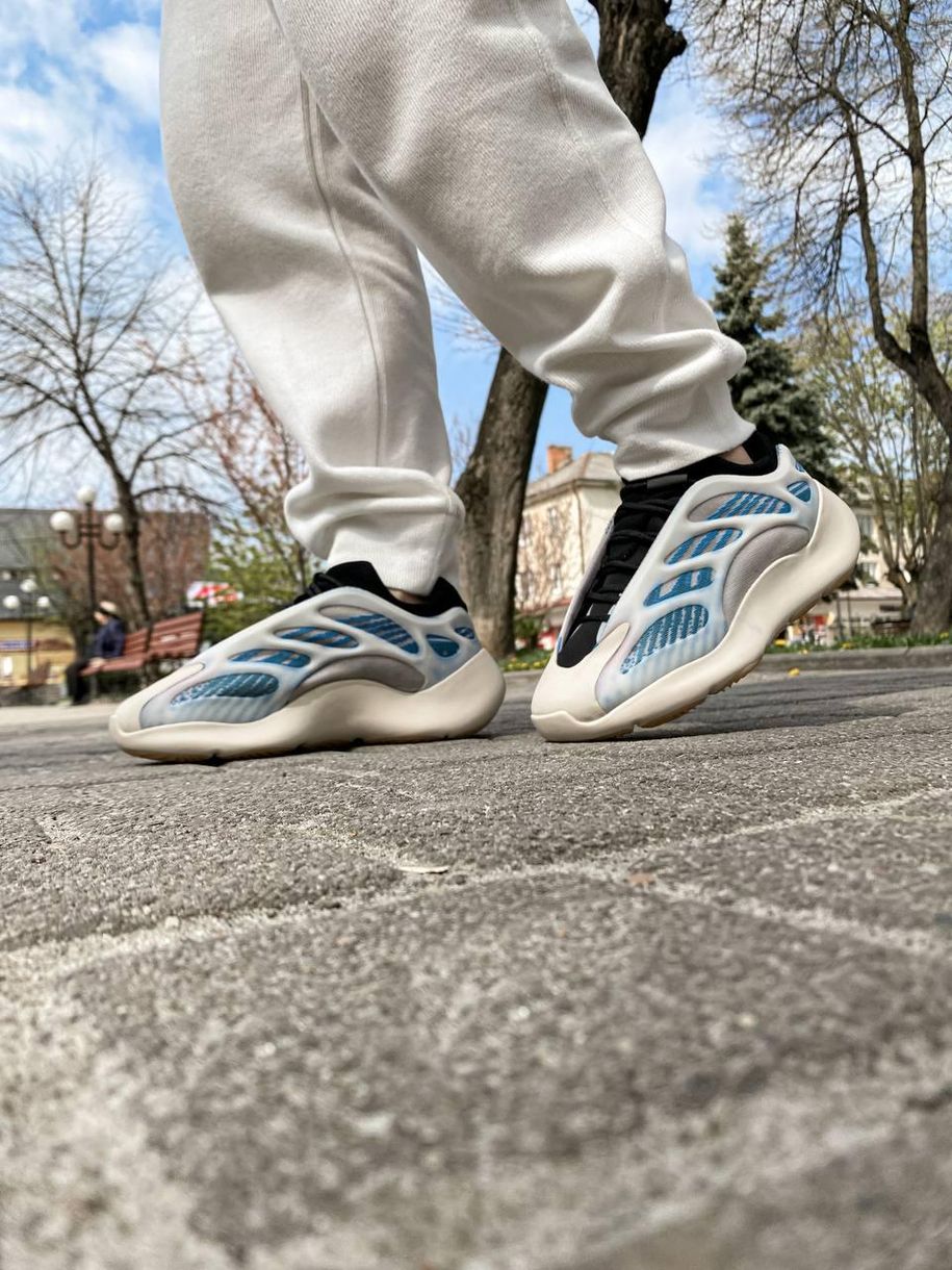 Кроссовки Adidas Yeezy Boost 700 V3 Kyanite 3180 фото