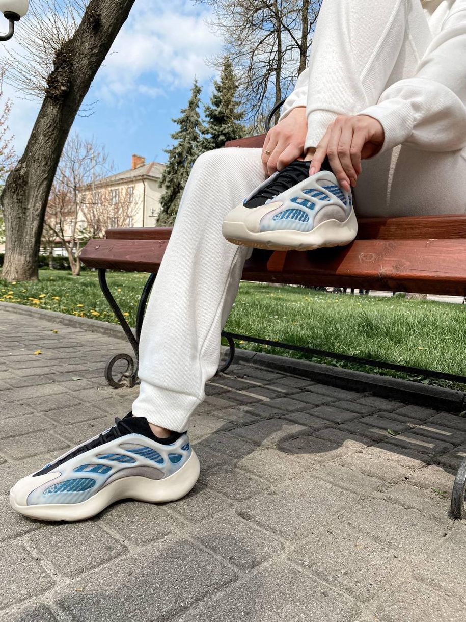 Кроссовки Adidas Yeezy Boost 700 V3 Kyanite 3180 фото