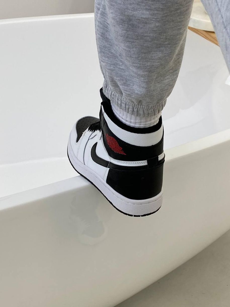 Баскетбольні кросівки Nike Air Jordan 1 Retro High White Black «Red Logo» 2084 фото