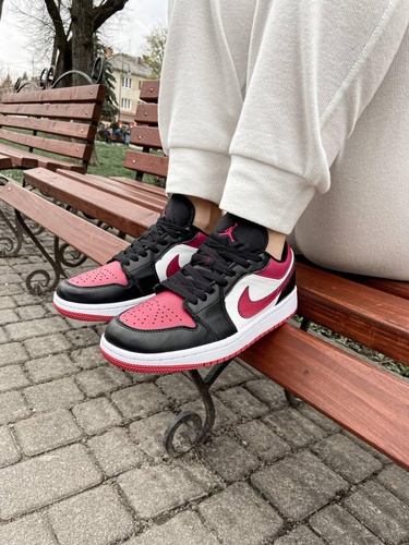 Баскетбольные кроссовки Nike Air Jordan Retro 1 Low Bred Toe 7152 фото