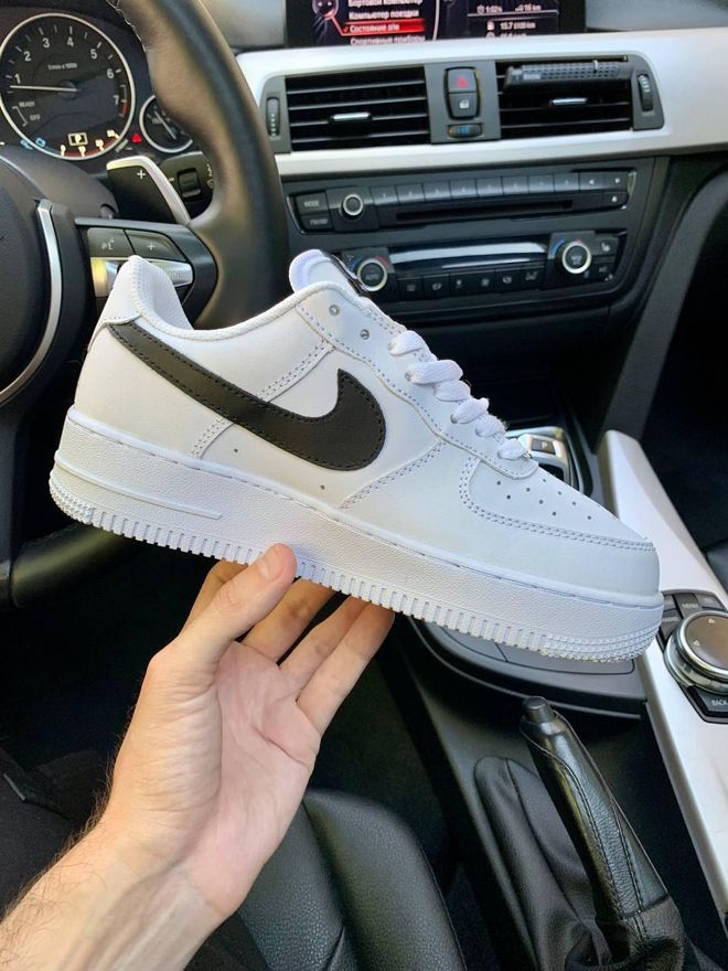 Black swoosh nike store air force 1