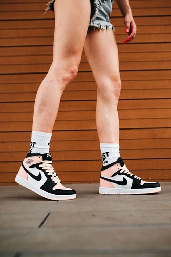 Баскетбольные кроссовки Nike Air Jordan 1 Retro High Patent Pink 7805 фото