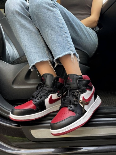 Баскетбольные кроссовки Nike Air Jordan 1 Retro Black Cherry 8183 фото