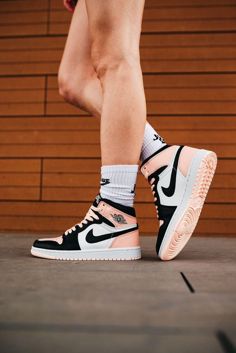 Баскетбольні кросівки Nike Air Jordan 1 Retro High Patent Pink 7805 фото