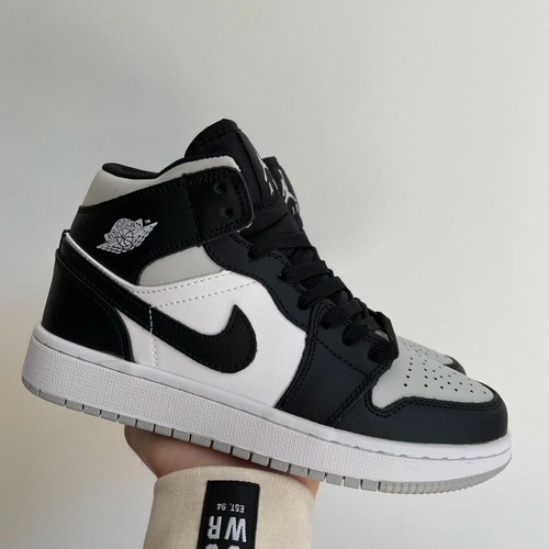 Баскетбольні кросівки Nike Air Jordan 1 Retro Black White Grey 2012 фото