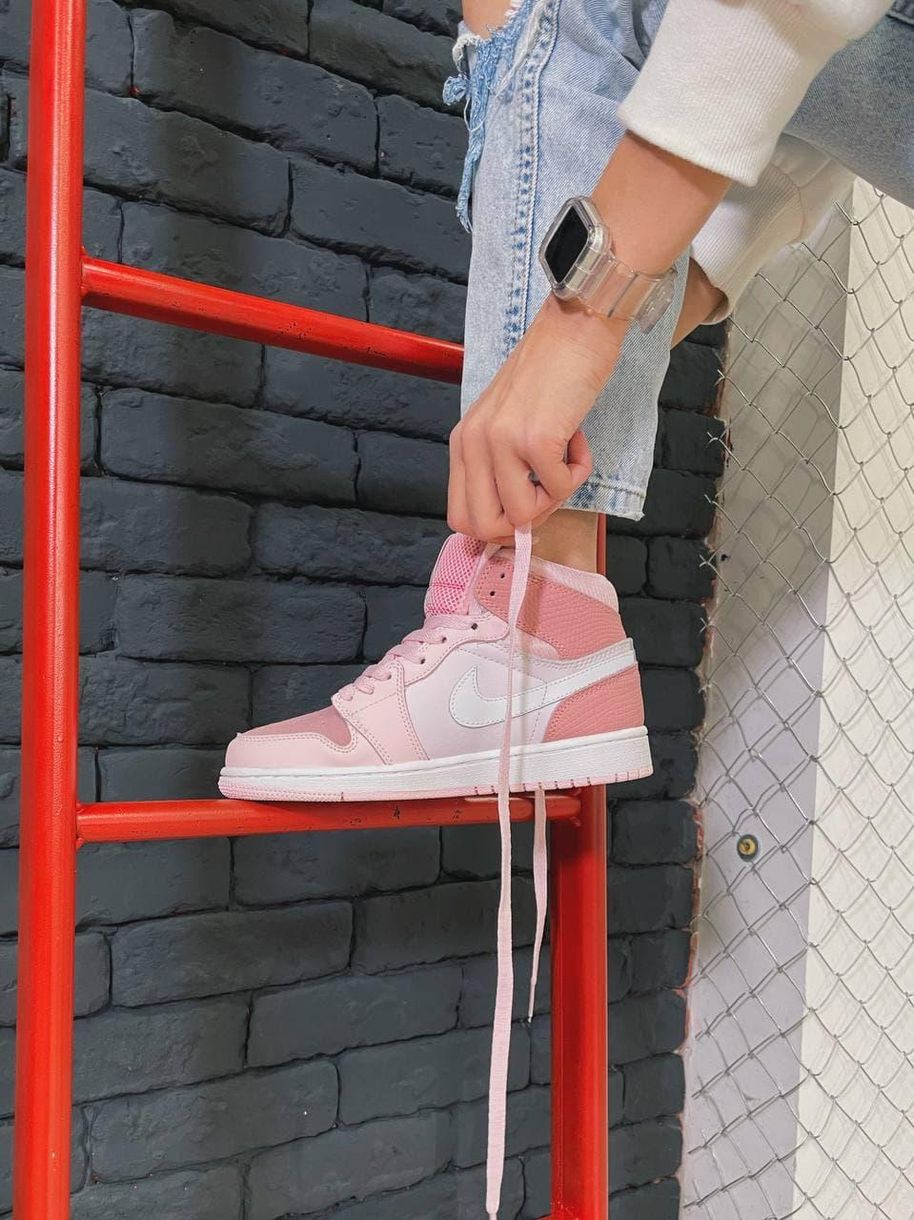Баскетбольные кроссовки Nike Air Jordan 1 Retro High Pink 2035 фото