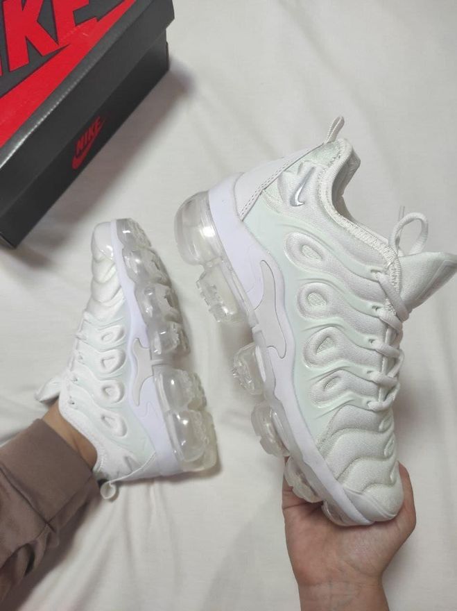 white nike vapormax plus