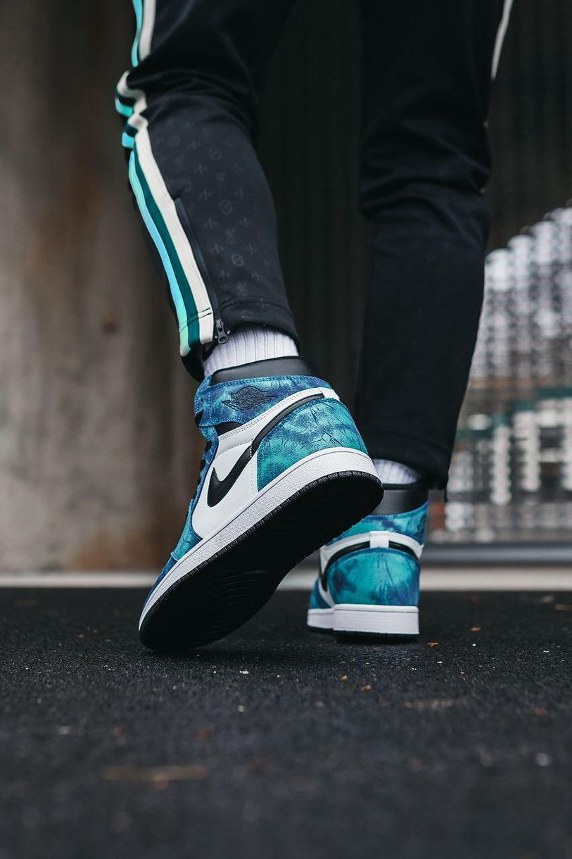 Баскетбольные кроссовки Nike Air Jordan 1 Retro High Tie-Dye 2033 фото