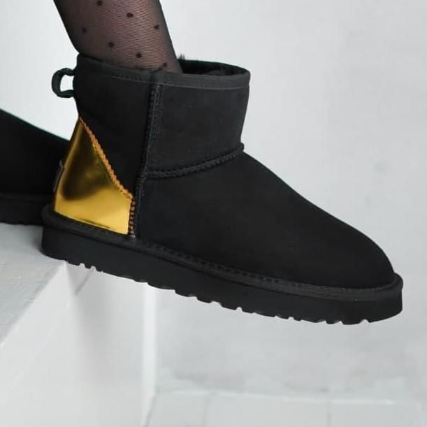 Зимние сапоги UGG Classic Mini Black Gold 5371 фото