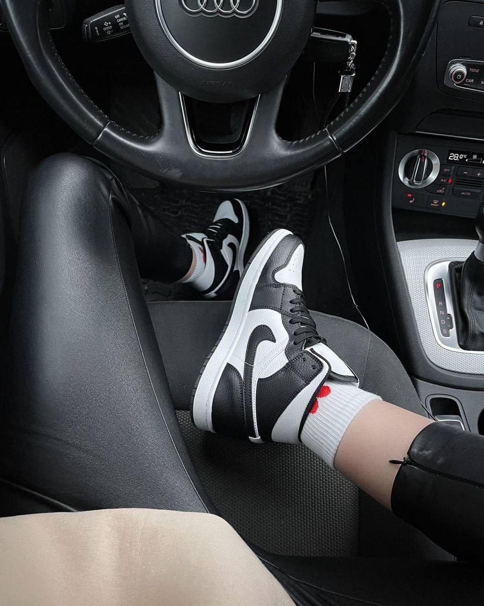 Баскетбольні кросівки Nike Air Jordan 1 Retro High Black White Logo 7331 фото