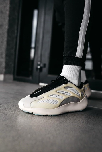 Кроссовки Adidas Yeezy Boost 700 V3 Azael 3184 фото