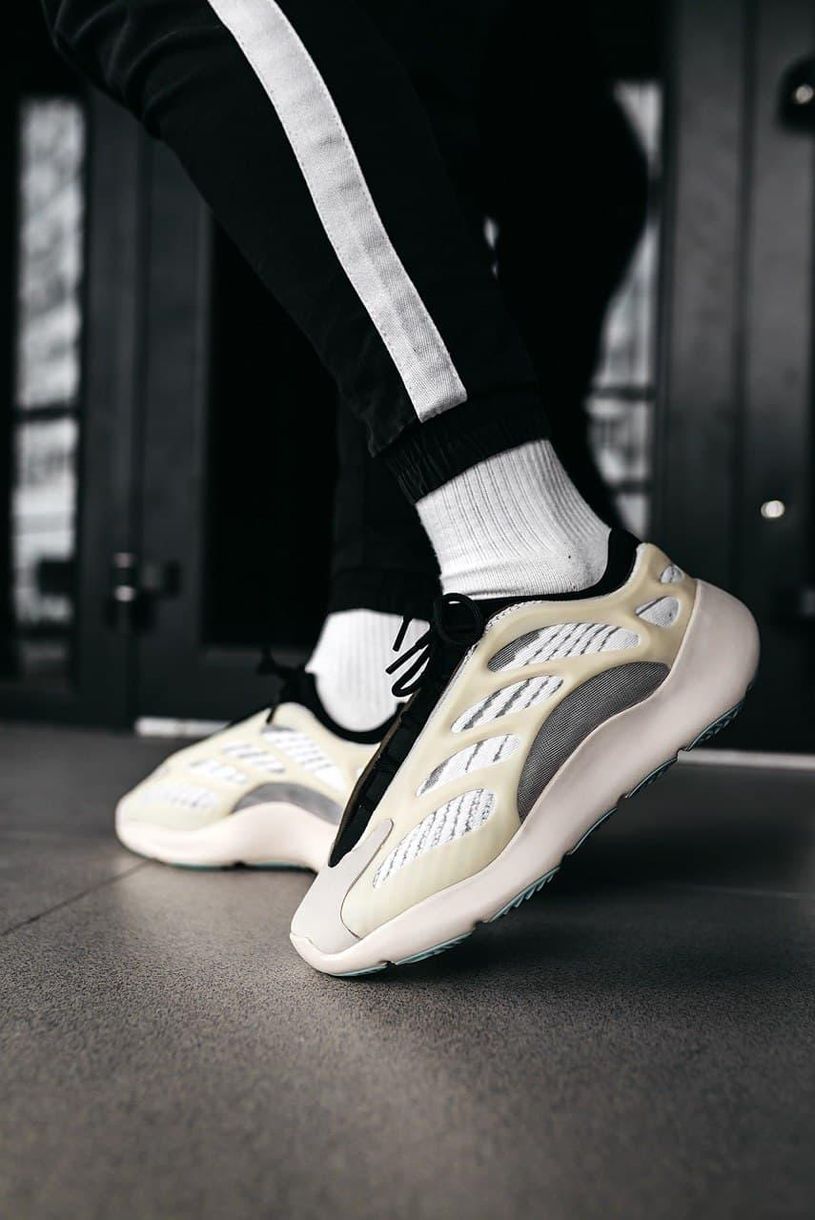 Кроссовки Adidas Yeezy Boost 700 V3 Azael 3184 фото