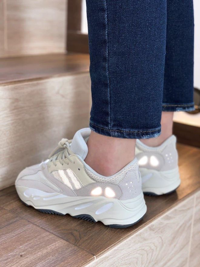 Yeezy 700 cheap v1 analog