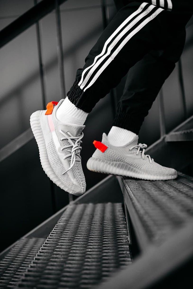 Кросівки Adidas Yeezy Boost 350 V2 Tail Light 3002 фото