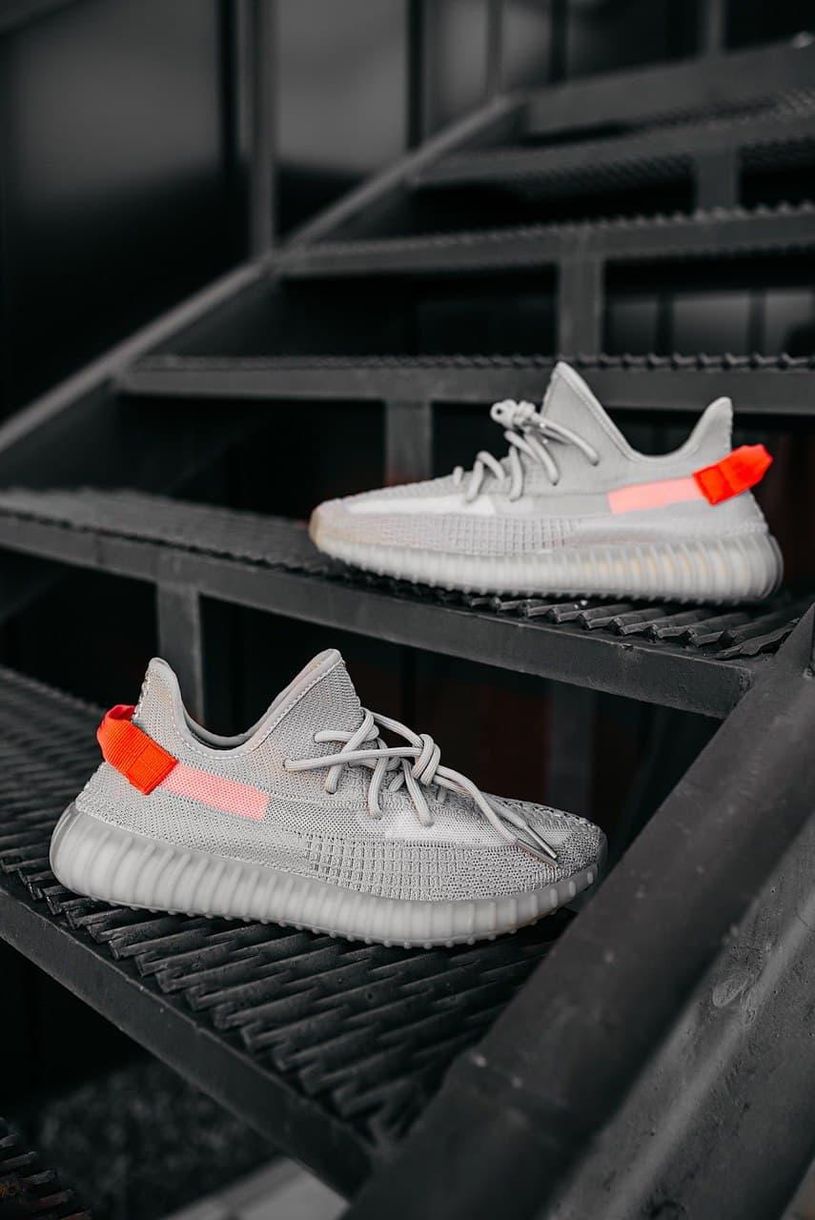 Кросівки Adidas Yeezy Boost 350 V2 Tail Light 3002 фото